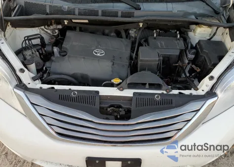 2015 Toyota Sienna Xle z USA, uszkodzony, nr VIN 5TDYK3DC1FS654885